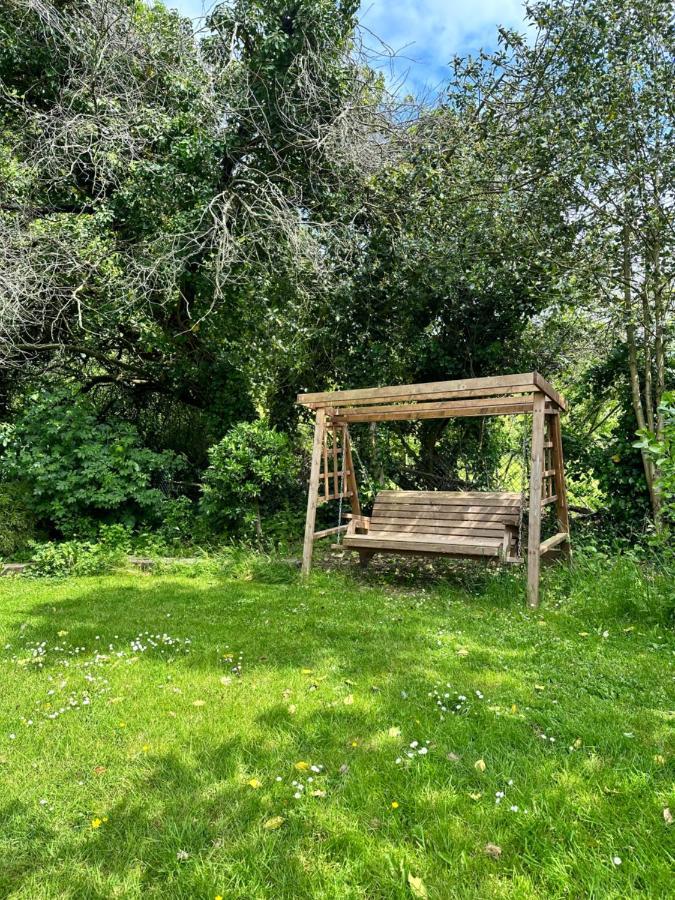 Peaceful Cottage With Private Garden เฮลชัม ภายนอก รูปภาพ
