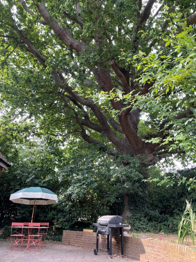 Peaceful Cottage With Private Garden เฮลชัม ภายนอก รูปภาพ