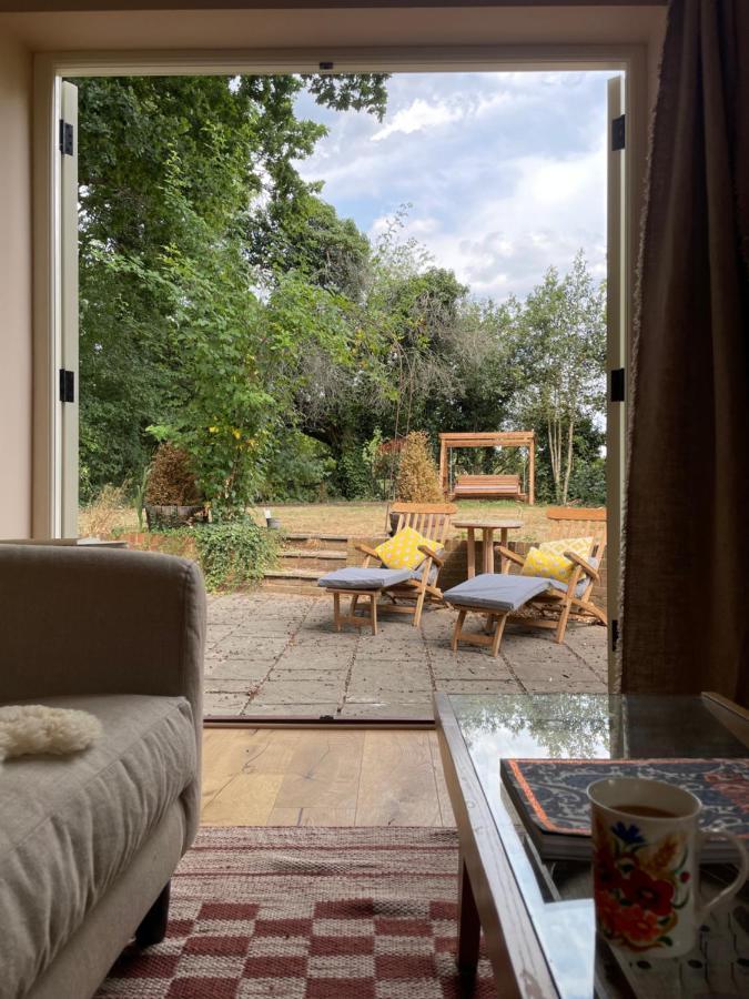 Peaceful Cottage With Private Garden เฮลชัม ภายนอก รูปภาพ