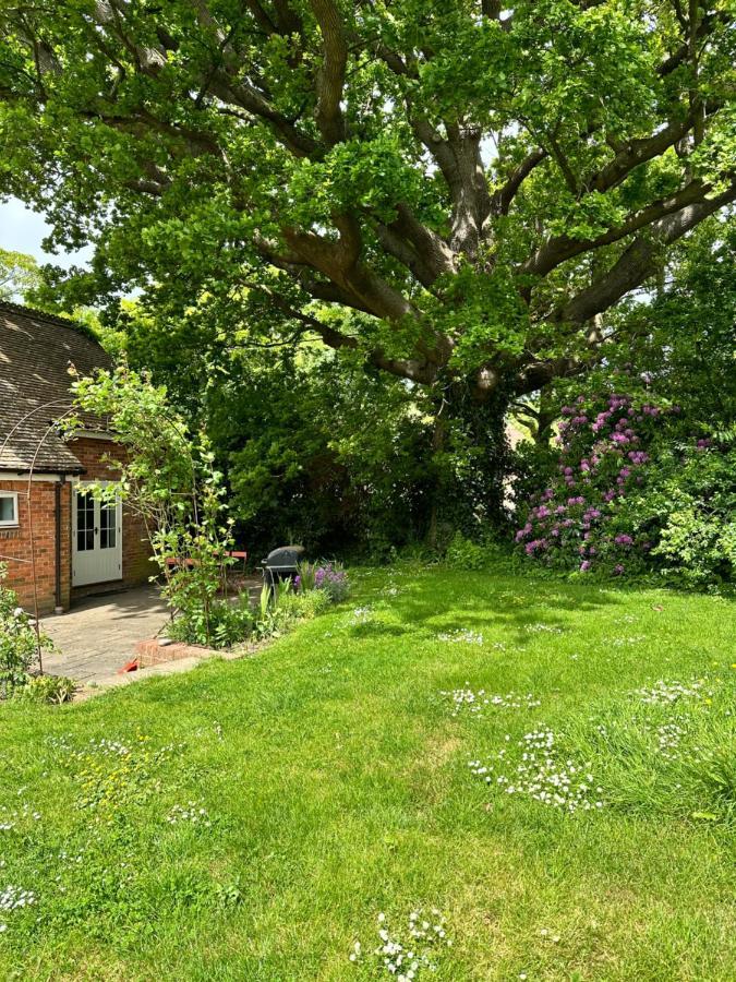 Peaceful Cottage With Private Garden เฮลชัม ภายนอก รูปภาพ